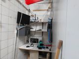 une photo d'une petite cuisine très encombrée
