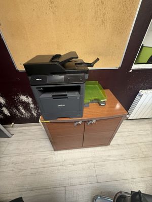 Ensemble de mobilier de bureau comprenant :