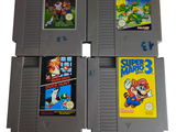 quatre cartouches de jeux Nintendo empilées les unes sur les autres