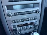 un autoradio au centre du tableau de bord