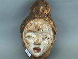 une image représentant une sculpture en céramique représentant le visage d'une femme