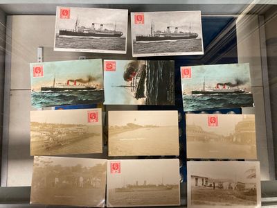 de nombreuses photos de navires exposées dans une vitrine
