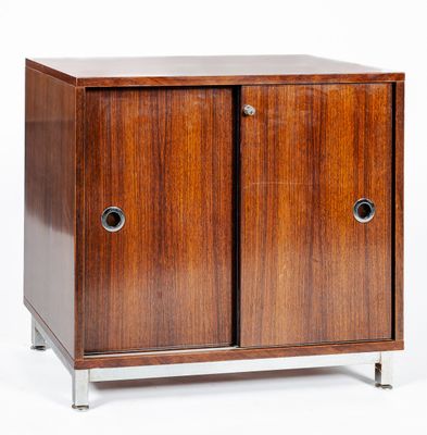 Petit buffet en placage de palissandre ouvrant par deux port… - Photo 1