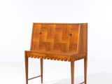l'image d'un bureau en bois surmonté d'un tiroir