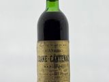 une vieille bouteille de vin posée sur une table