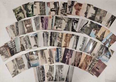 de nombreuses cartes postales anciennes sur un fond blanc