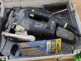 une boîte contenant des outils posée sur une table