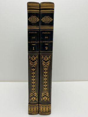 deux livres noirs et dorés posés l'un sur l'autre