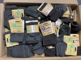une boîte en carton remplie de nombreux vêtements noirs