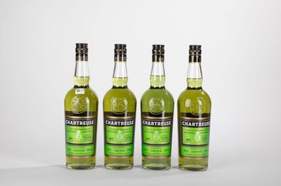 trois bouteilles de liqueur de thé vert et trois bouteilles de liqueur de thé vert