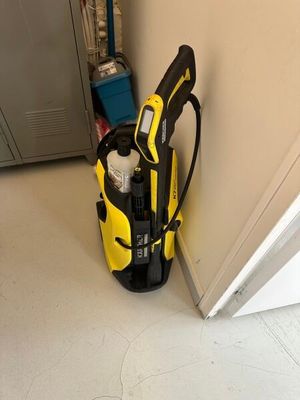 un pot de pression jaune et noir posé par terre à côté d'une porte