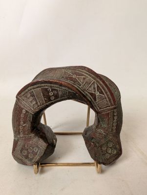 an image of a wooden sculpture of a horse ' s head on a stand