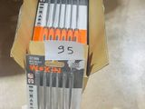 beaucoup de stylos dans une boîte posée par terre