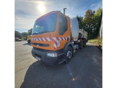 un camion garé sur le côté de la route