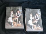 deux livres posés sur un tissu noir