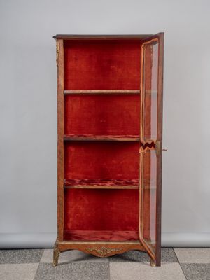 Vitrine en bois de placage à l'imitation de la marqueterie d…