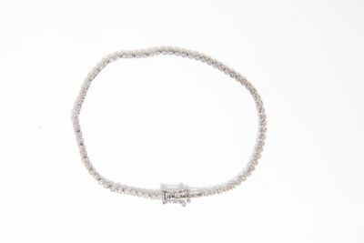 bracelet composé de perles blanches avec un fermoir argenté, sur fond blanc