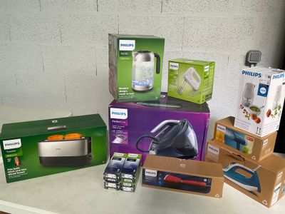 plusieurs cartons contenant des articles ménagers posés sur une table
