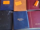 plusieurs livres de couleurs différentes sont empilés les uns sur les autres