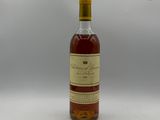 une photo d'une bouteille de whisky posée sur une table