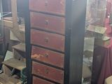 une grande commode noire et rouge dans un magasin