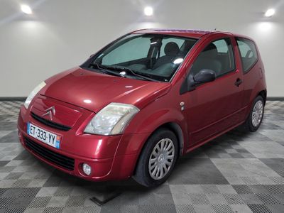 une photo d'une petite voiture rouge garée dans un garage