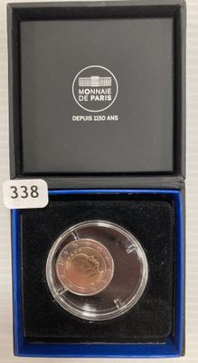 un gros plan d'une pièce de monnaie dans une boîte posée sur une table
