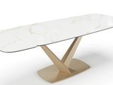 une table en marbre blanc avec un piètement en bois et un plateau en verre