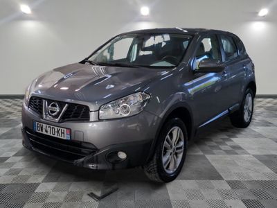 nissan qxv dans une salle d'exposition au sol en damier