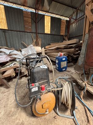une machine qui se trouve au milieu d'un tas de bois