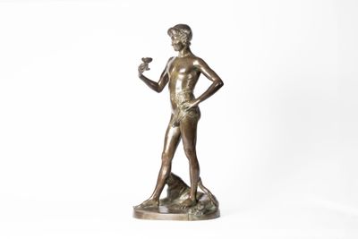 statue d'une femme tenant un verre de vin sur fond blanc