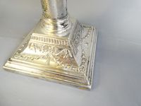 Pied de lampe en métal argenté, figurant une colonne à décor… (photo 5)