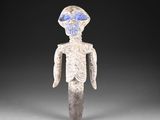 une image représentant une figurine d'un homme aux yeux bleus