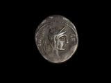 un gros plan d'une pièce de monnaie avec un visage dessus