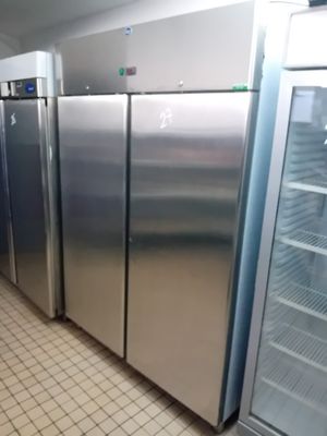 de nombreux réfrigérateurs alignés les uns à côté des autres dans une cuisine