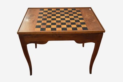 une table en bois sur laquelle est posé un échiquier
