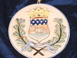 une photo d'une assiette sur laquelle figure un blason
