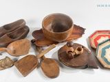 plusieurs morceaux de bois sont posés sur une surface blanche