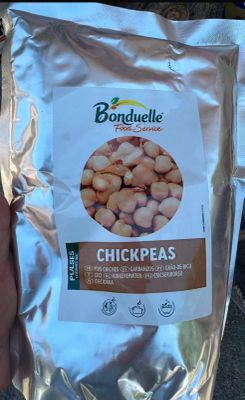 un sac de pois chiches dans la main d'une personne