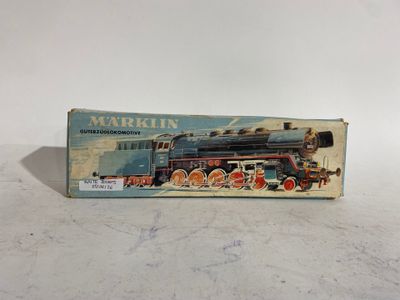 un gros plan d'une boîte sur laquelle figure un train