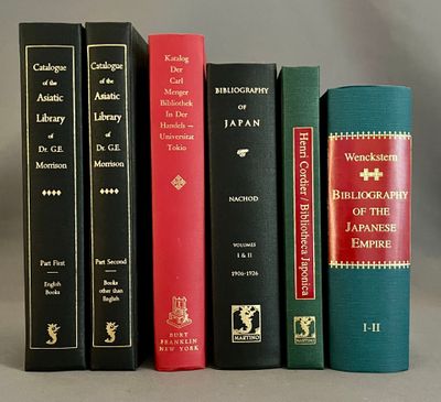 cinq livres alignés sur une étagère