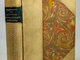 gros plan d'un livre sur une surface blanche