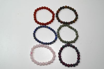 un lot de six bracelets composés de perles de différentes couleurs