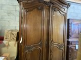 une grande armoire au milieu d'une pièce remplie de cartons