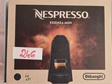 une boîte de dosettes de café Nespresso Espressa Mini en vitrine