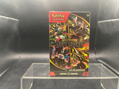 un gros plan sur une boîte de cartes à collectionner Pokémon posée sur une table