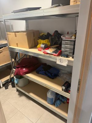 une pièce avec beaucoup de boîtes et de cartons sur les étagères