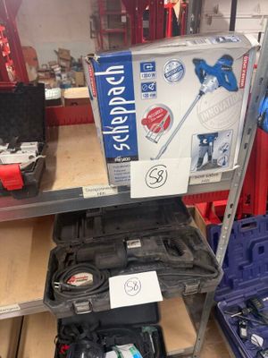de nombreux outils sur les rayons du magasin