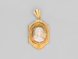 une serrure en or ornée du portrait d'une femme en robe blanche