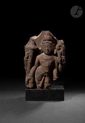 l'image d'une statue d'un homme tenant un enfant dans ses bras